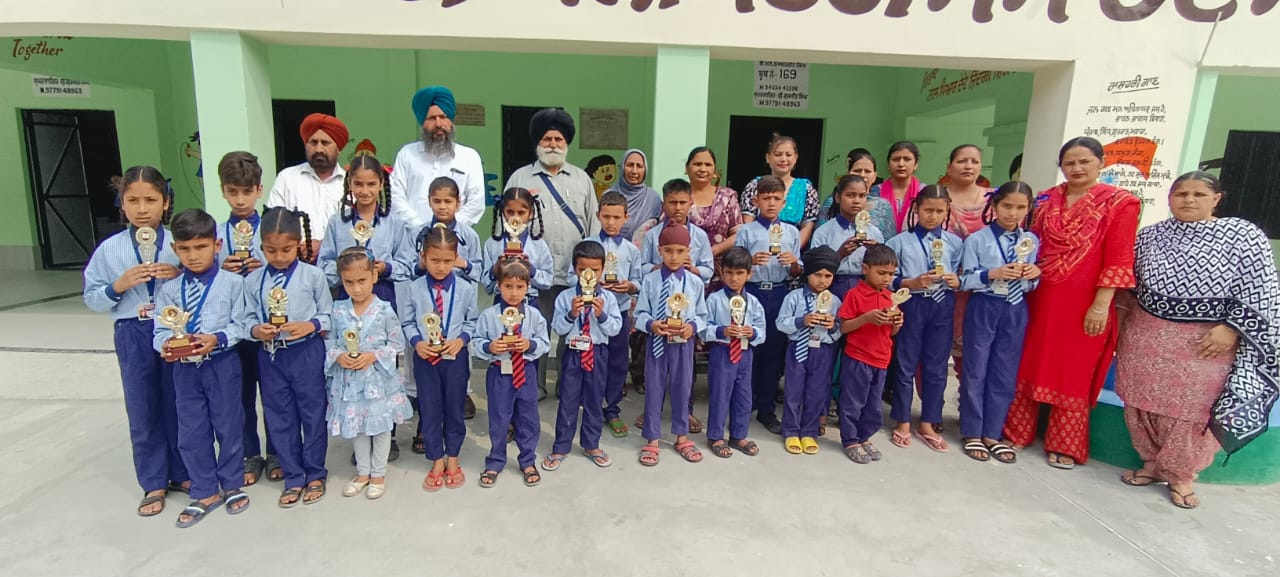 Prize distribution ceremony was organized in Government Elementary Smart School Ajanoha.